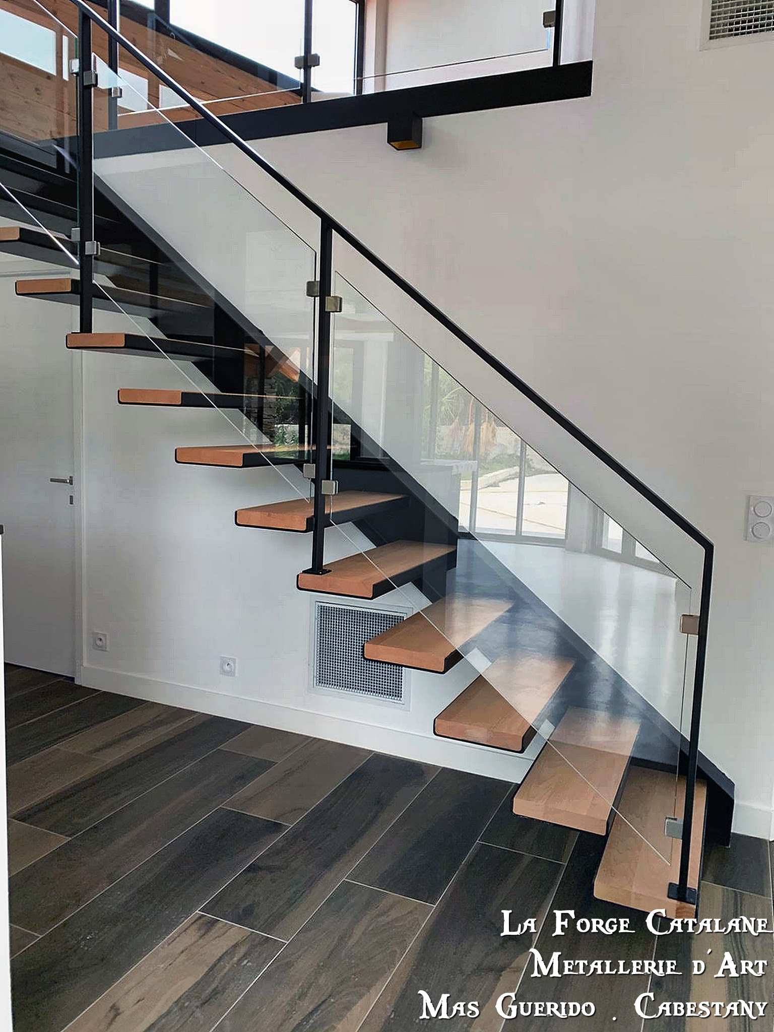 escalier marches en bois rampant ossature tube carre remplissage verre feuillete forge catalane.jpg